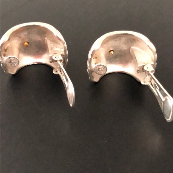 VINTAGE SILVERTONE & GOLDTONE CREST COIN EARRINGS - Picture 14 of 16